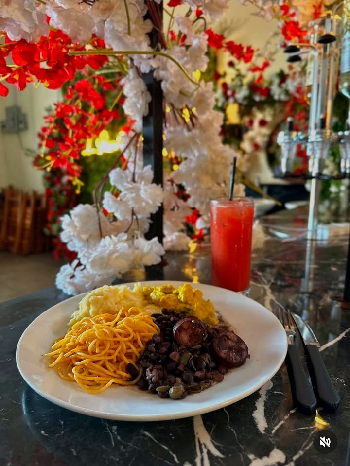 Feijoada tradicional com espaguete