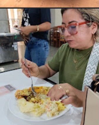 Pratos do buffet com carnes e acompanhamentos