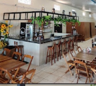Balcão e bar com banquetas