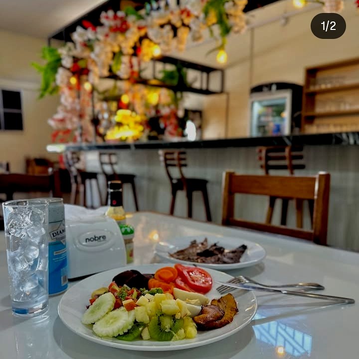 Prato colorido com frutas frescas